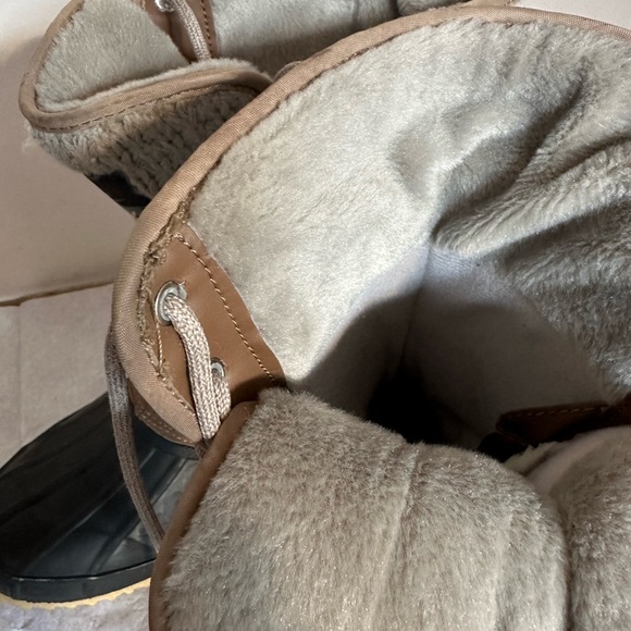 Gorgeous like new winter lace up boot. - Picture 9 of 10